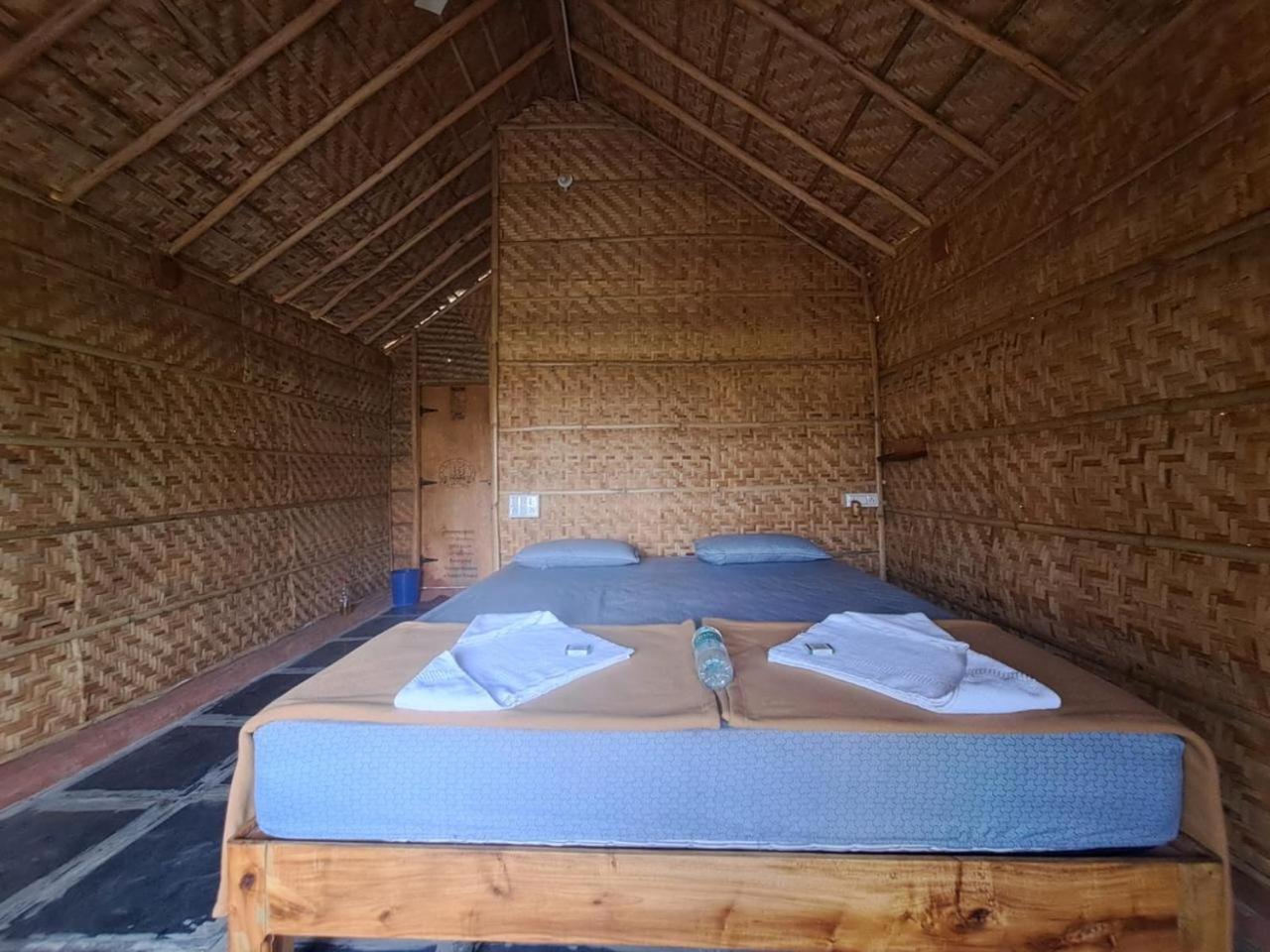 Hampi Rasta Cafe Hotel Bagian luar foto